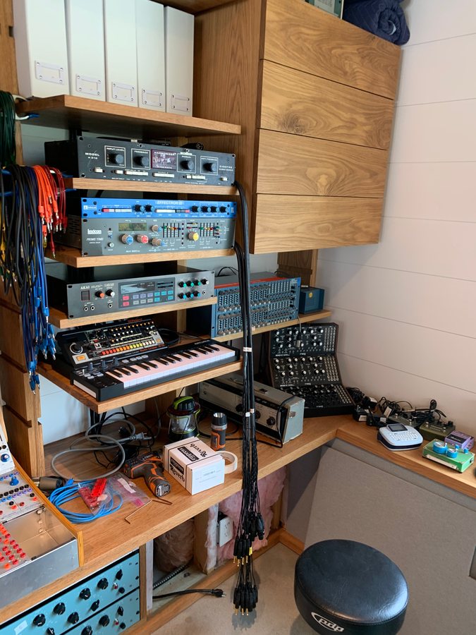 Instruments and outboard on the corner shelves
